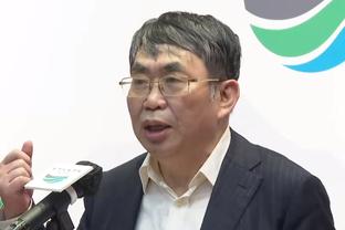 文班亚马训练结束后多名队医聚集在他周围 今日比赛出战成疑